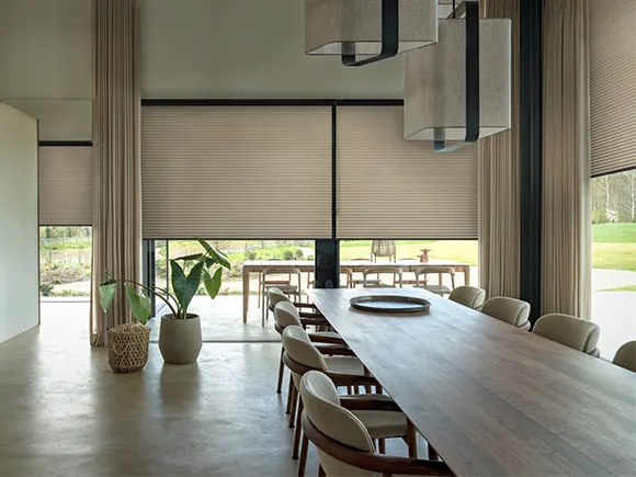 580x435 Curtain beeld