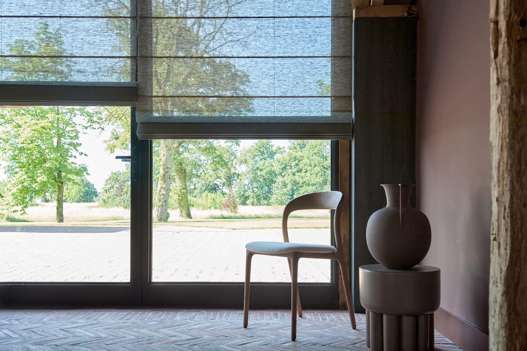 The Absolute Roman webinar helps you to better understand the context and special features of our modular hardware concept for made-to-measure roman blinds. The webinar is pre-recorded lecture, hosted by our product experts. Be inspired!