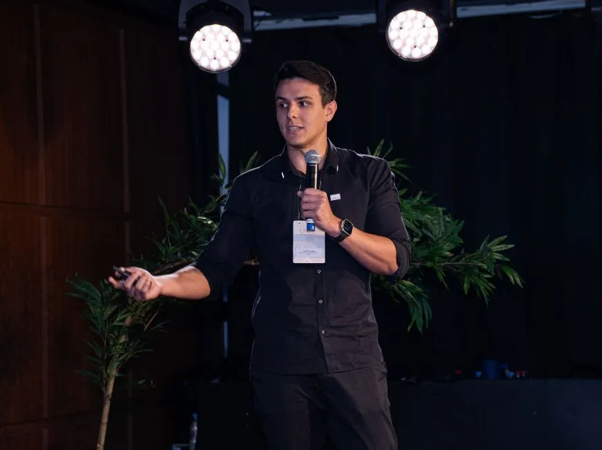 Uniluxe Ivan Pereira Text with image